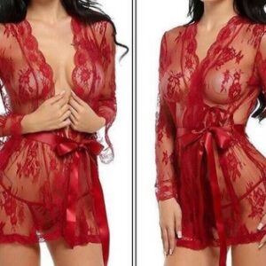 Conjunto de lencería sexy: bata de baño con tirantes y camisón.
